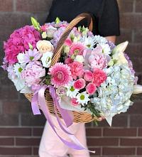 Цветочная композиция из Розы, Хризантемы, Пионы и Лизиантусы в корзине в Култук