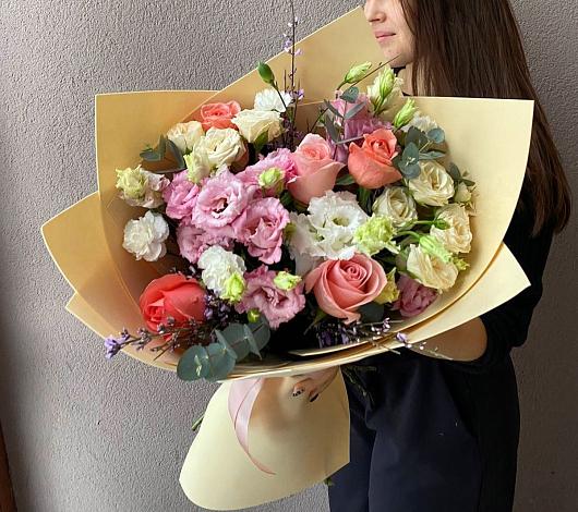 Букет цветов из: Розы, Лизиантусы и Гвоздики в Култук